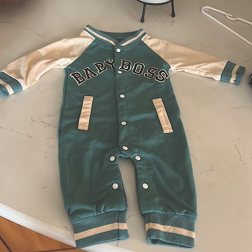 NWOT Baby Boss snap onsie 6-9mths